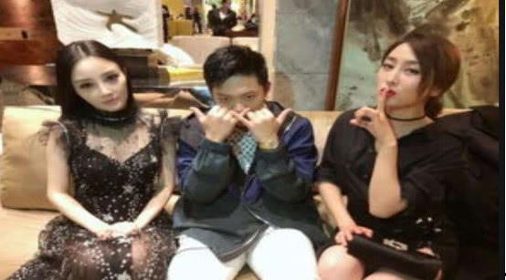 吃瓜群众看娱乐圈的小说